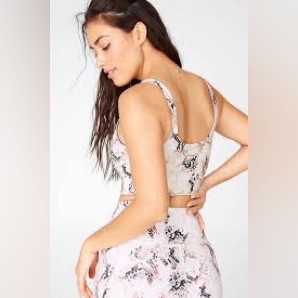 Fabletics SET: Sports Bra + Leggings with FREE Shirt - Picture 10 of 13